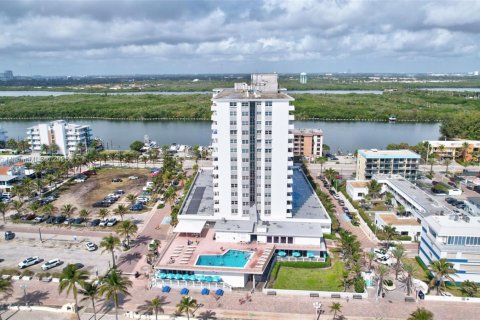 Condo in Hollywood, Florida, 1 bedroom  № 1702102 - photo 26