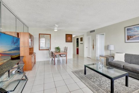 Condo in Hollywood, Florida, 1 bedroom  № 1702102 - photo 7