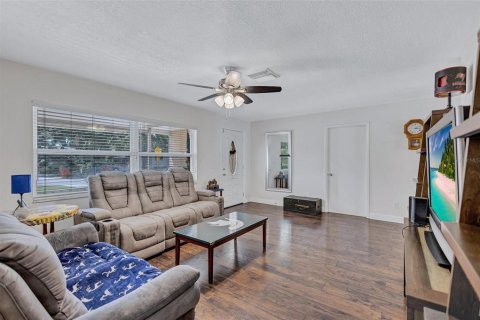 House in Seminole, Florida 4 bedrooms, 156.63 sq.m. № 1866244 - photo 15