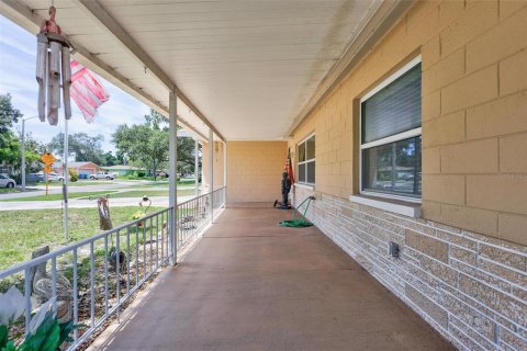 House in Seminole, Florida 4 bedrooms, 156.63 sq.m. № 1866244 - photo 11