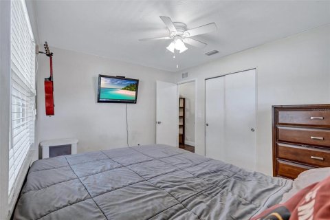 House in Seminole, Florida 4 bedrooms, 156.63 sq.m. № 1866244 - photo 17
