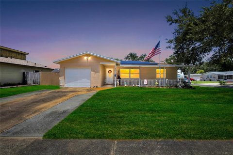 House in Seminole, Florida 4 bedrooms, 156.63 sq.m. № 1866244 - photo 1