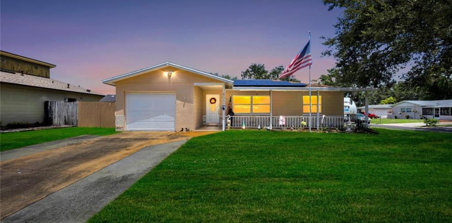 House in Seminole, Florida 4 bedrooms, 156.63 sq.m. № 1866244