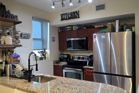 Condo in Miami, Florida, 2 bedrooms  № 1938717 - photo 11