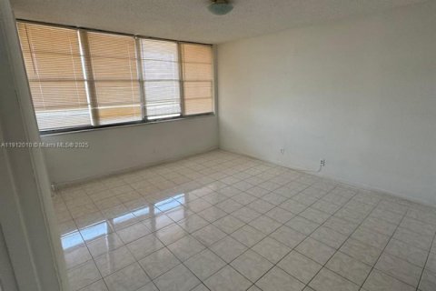 Condominio en alquiler en North Miami Beach, Florida, 1 dormitorio, 73.39 m2 № 2013498 - foto 7