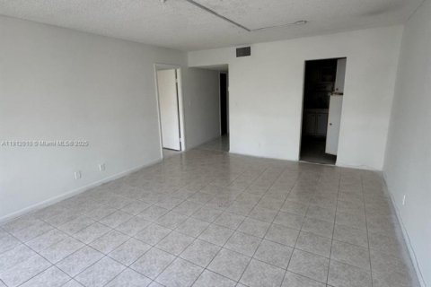 Condominio en alquiler en North Miami Beach, Florida, 1 dormitorio, 73.39 m2 № 2013498 - foto 4