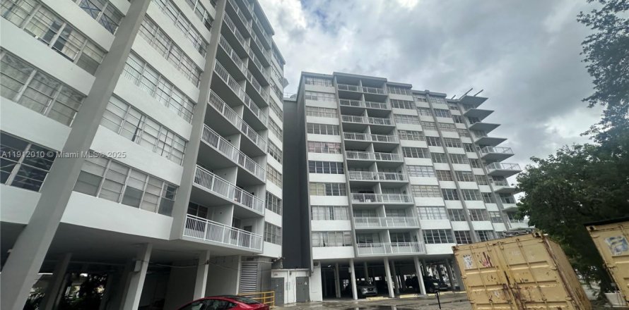 Condominio en North Miami Beach, Florida, 1 dormitorio  № 2013498