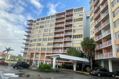 Condominio en alquiler en North Miami Beach, Florida, 1 dormitorio, 73.39 m2 № 2013498 - foto 2