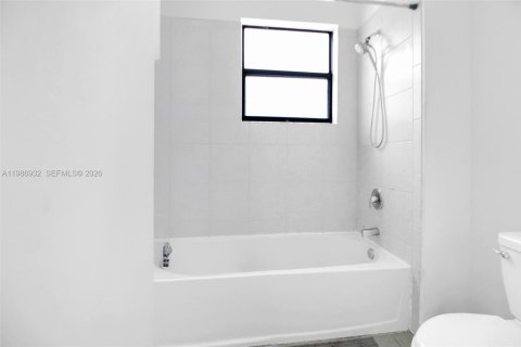 House in Miami, Florida 5 bedrooms, 302.12 sq.m. № 2051262 - photo 19