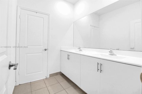 House in Miami, Florida 5 bedrooms, 302.12 sq.m. № 2051262 - photo 24