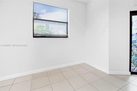 House in Miami, Florida 5 bedrooms, 302.12 sq.m. № 2051262 - photo 26
