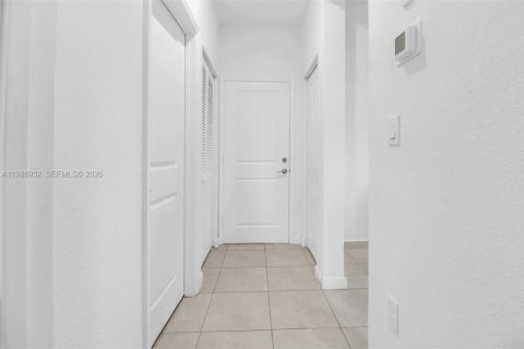 House in Miami, Florida 5 bedrooms, 302.12 sq.m. № 2051262 - photo 16