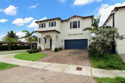 House in Miami, Florida 5 bedrooms, 302.12 sq.m. № 2051262 - photo 4