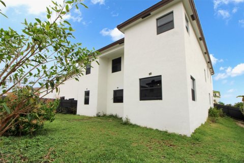 House in Miami, Florida 5 bedrooms, 302.12 sq.m. № 2051262 - photo 5