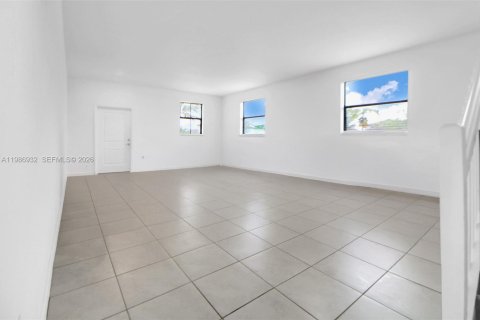 House in Miami, Florida 5 bedrooms, 302.12 sq.m. № 2051262 - photo 17