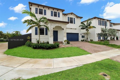 House in Miami, Florida 5 bedrooms, 302.12 sq.m. № 2051262 - photo 2