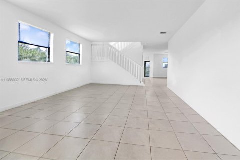 House in Miami, Florida 5 bedrooms, 302.12 sq.m. № 2051262 - photo 27