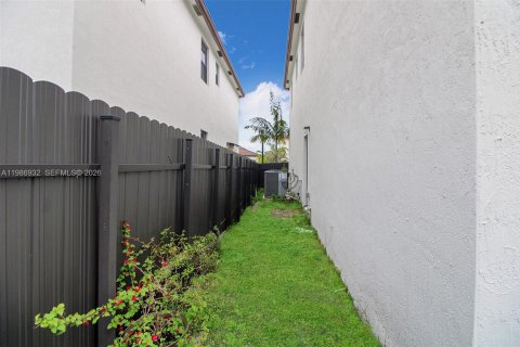 House in Miami, Florida 5 bedrooms, 302.12 sq.m. № 2051262 - photo 8