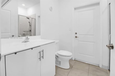 House in Miami, Florida 5 bedrooms, 302.12 sq.m. № 2051262 - photo 29
