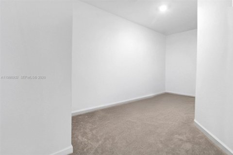 House in Miami, Florida 5 bedrooms, 302.12 sq.m. № 2051262 - photo 28