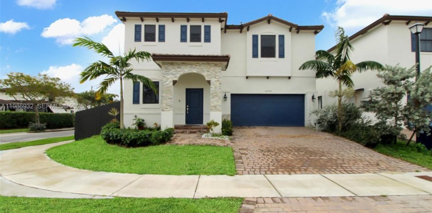 House in Miami, Florida 5 bedrooms, 302.12 sq.m. № 2051262