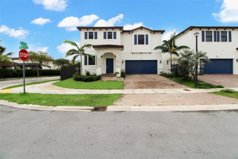 House in Miami, Florida 5 bedrooms, 302.12 sq.m. № 2051262 - photo 3