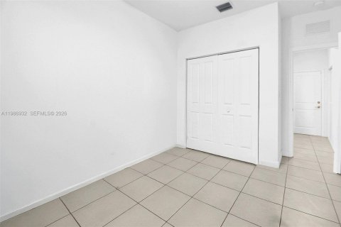 House in Miami, Florida 5 bedrooms, 302.12 sq.m. № 2051262 - photo 21