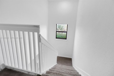 House in Miami, Florida 5 bedrooms, 302.12 sq.m. № 2051262 - photo 20