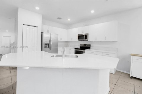 House in Miami, Florida 5 bedrooms, 302.12 sq.m. № 2051262 - photo 12