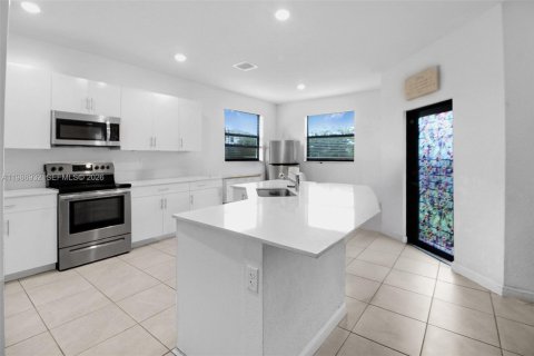 House in Miami, Florida 5 bedrooms, 302.12 sq.m. № 2051262 - photo 11