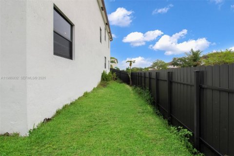 House in Miami, Florida 5 bedrooms, 302.12 sq.m. № 2051262 - photo 6