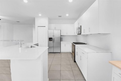 House in Miami, Florida 5 bedrooms, 302.12 sq.m. № 2051262 - photo 10