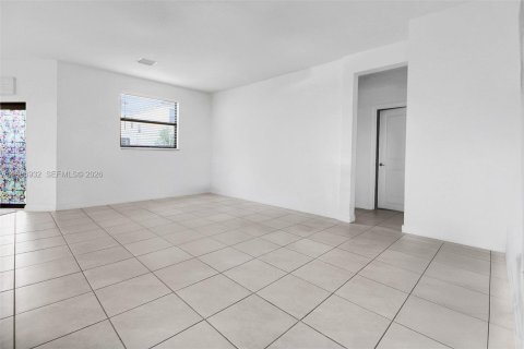House in Miami, Florida 5 bedrooms, 302.12 sq.m. № 2051262 - photo 15