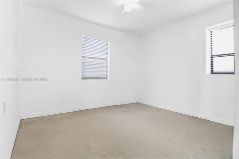 House in Miami, Florida 5 bedrooms, 302.12 sq.m. № 2051262 - photo 22