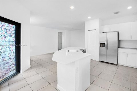 House in Miami, Florida 5 bedrooms, 302.12 sq.m. № 2051262 - photo 13