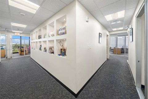 Propiedad comercial en venta en Miami Beach, Florida № 1984511 - foto 9