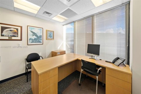 Propiedad comercial en venta en Miami Beach, Florida № 1984511 - foto 18