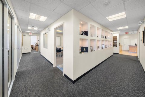 Propiedad comercial en venta en Miami Beach, Florida № 1984511 - foto 21