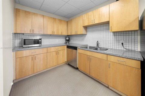 Propiedad comercial en venta en Miami Beach, Florida № 1984511 - foto 23