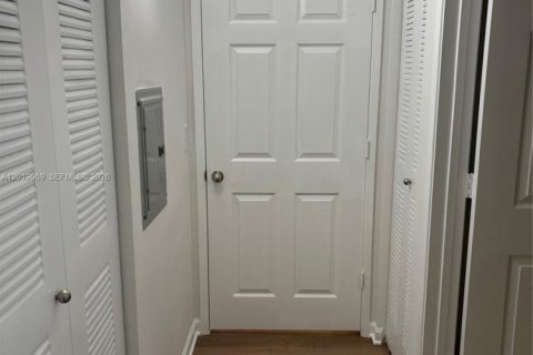 Copropriété à vendre à Hollywood, Floride: 2 chambres, 104.98 m2 № 2256638 - photo 24