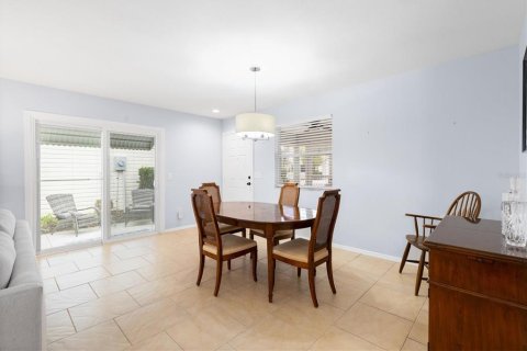 House in The Villages, Florida 2 bedrooms, 107.4 sq.m. № 2100125 - photo 11