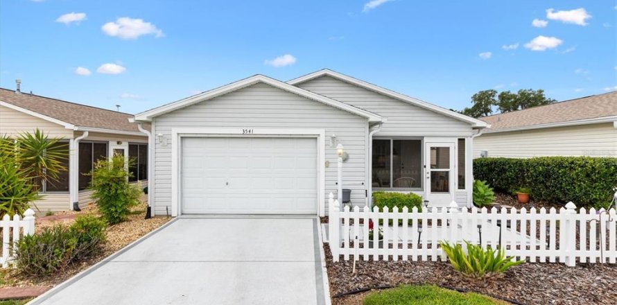 House in The Villages, Florida 2 bedrooms, 107.4 sq.m. № 2100125