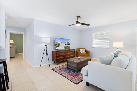 House in The Villages, Florida 2 bedrooms, 107.4 sq.m. № 2100125 - photo 13