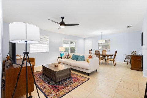 House in The Villages, Florida 2 bedrooms, 107.4 sq.m. № 2100125 - photo 15
