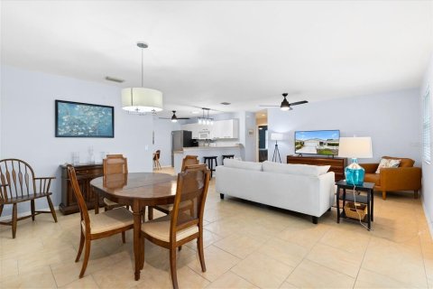 House in The Villages, Florida 2 bedrooms, 107.4 sq.m. № 2100125 - photo 9