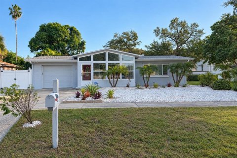 Villa ou maison à Gulfport, Floride 2 chambres, 183.2 m2 № 2430635