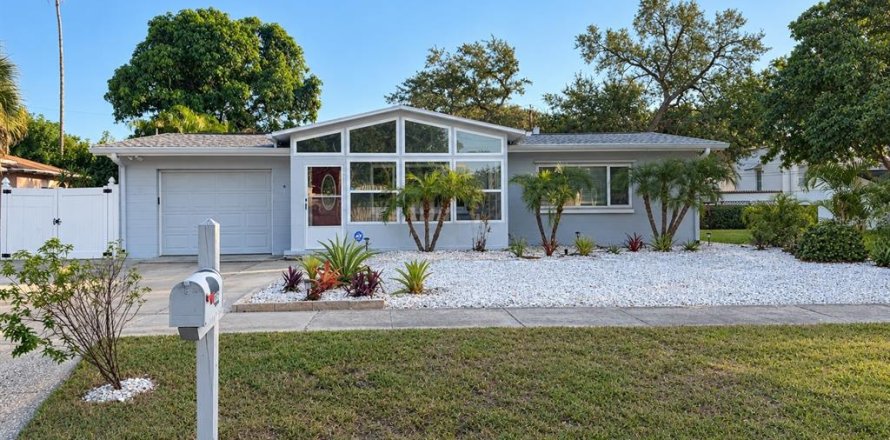 Villa ou maison à Gulfport, Floride 2 chambres, 183.2 m2 № 2430635
