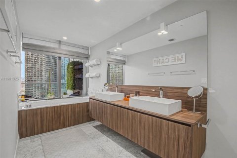 Condo in Miami, Florida, 2 bedrooms  № 2053053 - photo 13