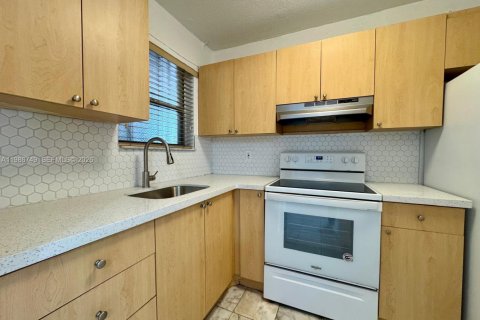 Condominio en Miami, Florida, 1 dormitorio  № 2048422