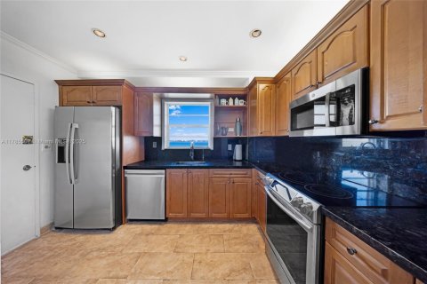 Condo in North Bay Village, Florida, 1 bedroom  № 1738897 - photo 17